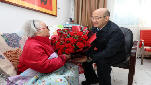 汪華東慰問百歲老人并調研養老機構
